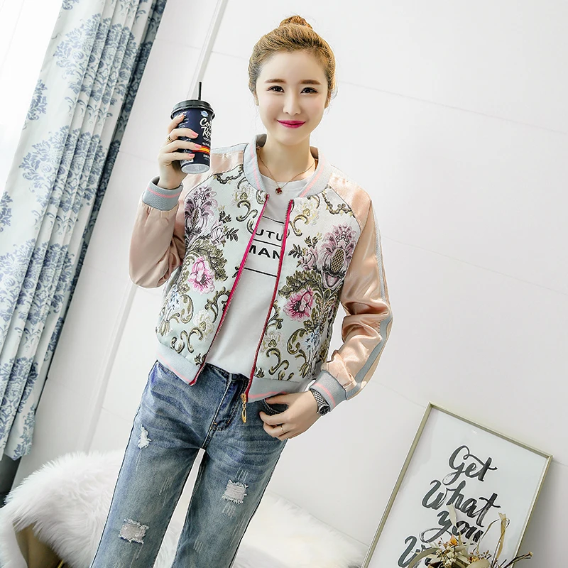 Новинка 2018 Корейская короткая куртка с вышивкой Женская на молнии карманами Vogue