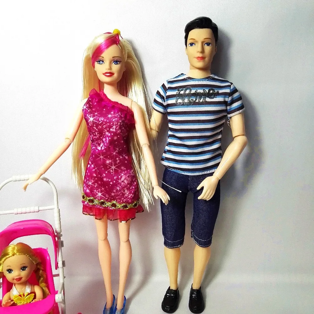 Девочка играть дома игрушки семья 4 человек куклы костюмы 1 мама/1 Папа/2 маленькая