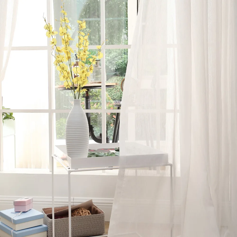 Прозрачные тюлевые занавески dsинтерьера белого и бежевого цвета для спальни или