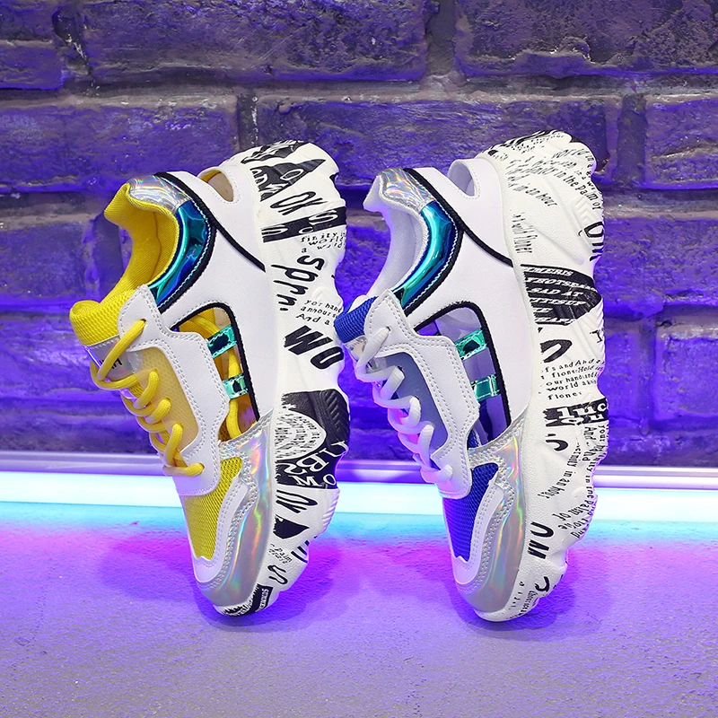 Женские кроссовки на танкетке визуально увеличивающие рост застежке-липучке