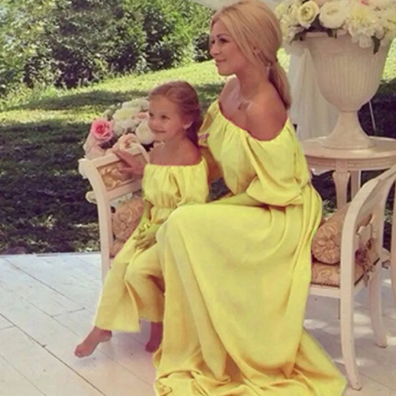 Платья для мамы и дочки длинное шифоновое голое плечо платье family look мама я