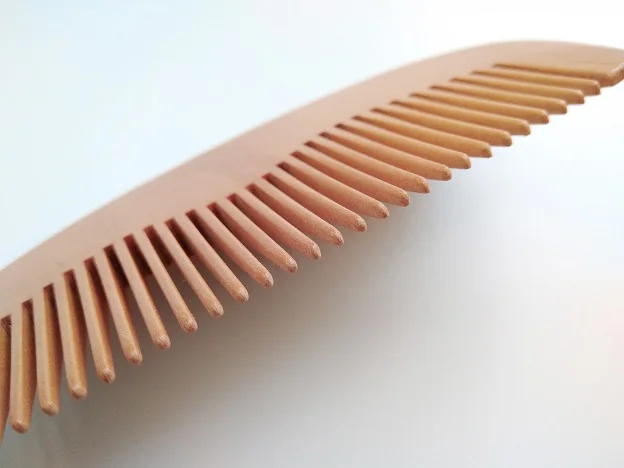 Небольшая расческа из натурального персикового дерева с мелкими зубьями для