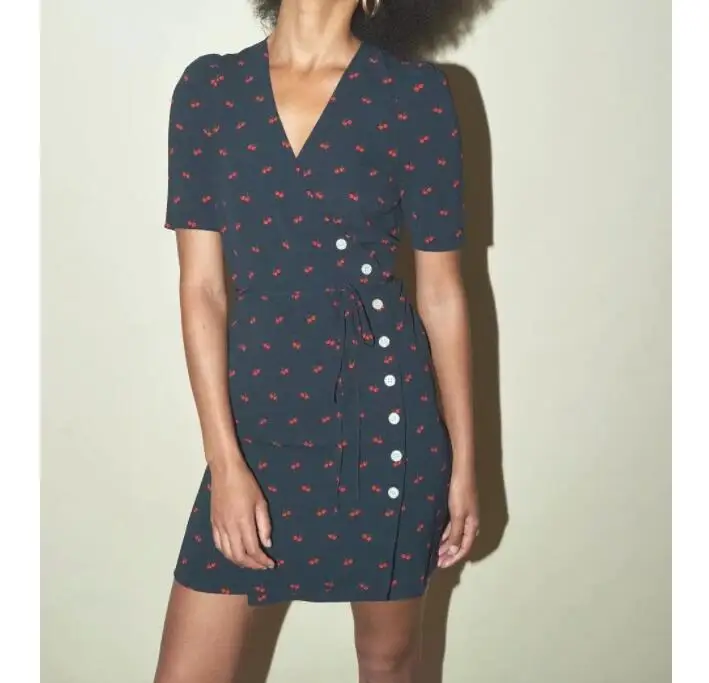 Летнее женское мини-платье с вишенками перекрестным v-образным вырезом на