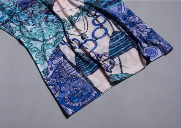 Женская шелковая футболка с коротким рукавом голубая Приталенная принтом