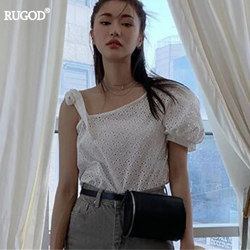 Женская блузка с открытыми плечами RUGOD белая из хлопка вырезами и бантом на
