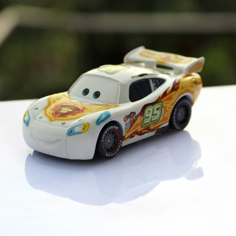Disney машинок пиксара и с рисунками из мультфильма «Тачки 2 № 95 Белый Lightning Mcqueen с цветными рисунками Литье металла Игрушечная машина из сплава модель для детей 1:55