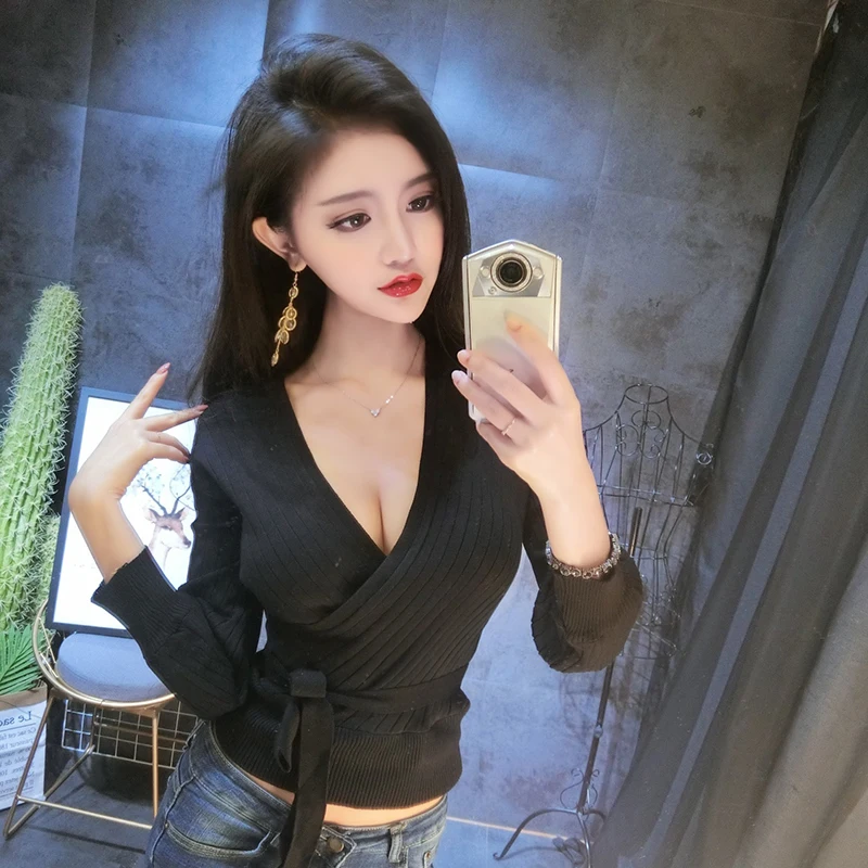 Женский свитер с v образным вырезом черный красный вязаный укороченный длинным