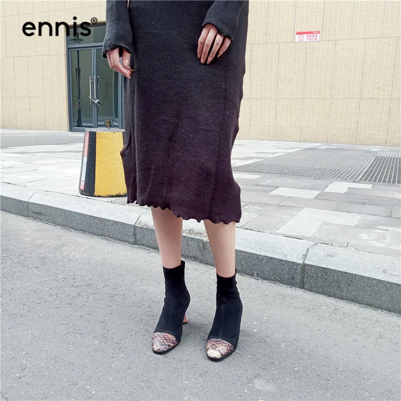 ENNIS/; необычные женские ботинки на высоком каблуке; ботильоны из натуральной кожи; обувь из флока с круглым носком и змеиным узором; модная обувь; ботинки; A9112