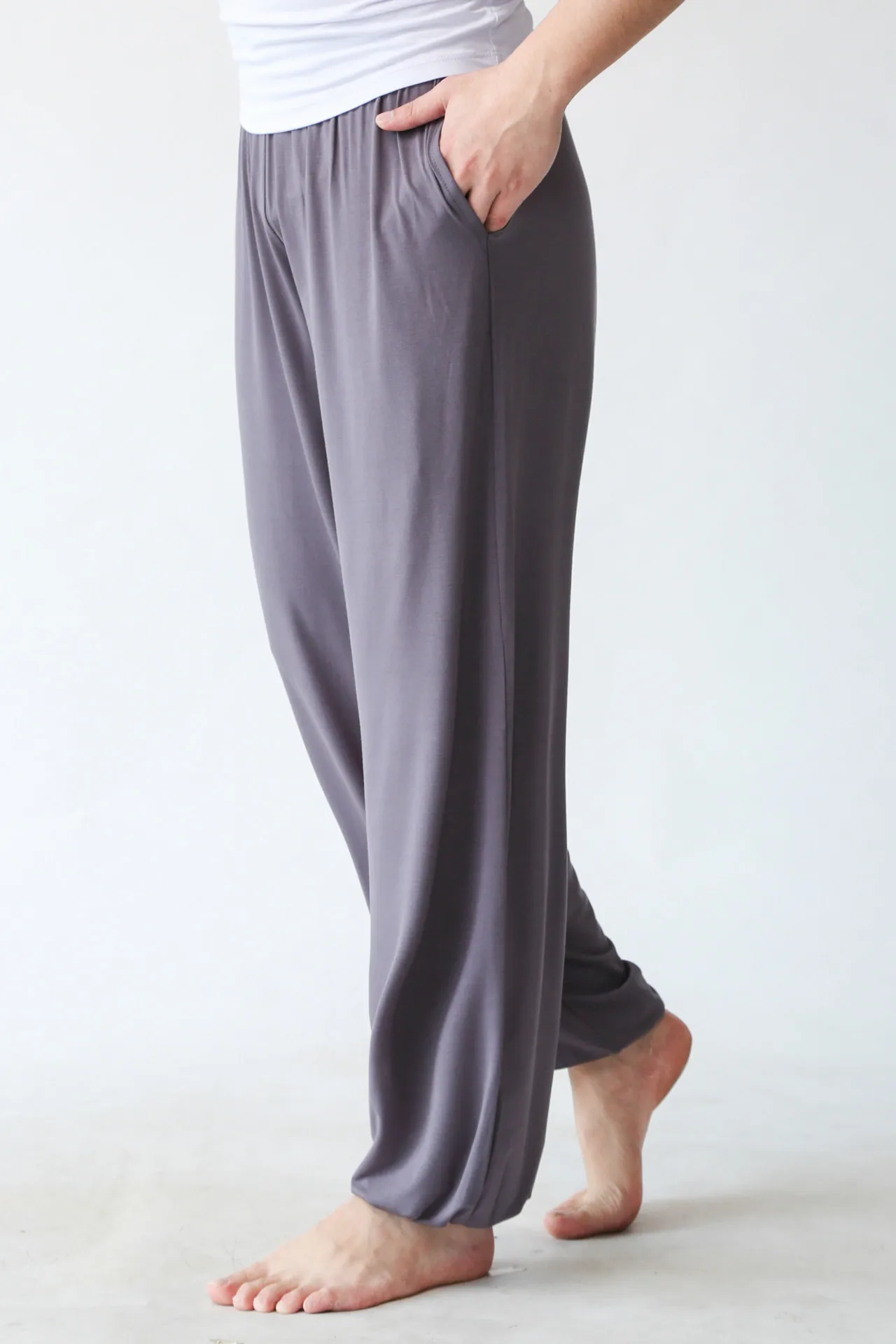 dark grey Брюки для йоги из модала с эластичной резинкой на талии, мужские спортивные штаны с карманами, свободные штаны Tai Chi, мешковатые штаны-шаровары для йоги, спортивная одежда, спортивные штаны - Цвет: dark grey