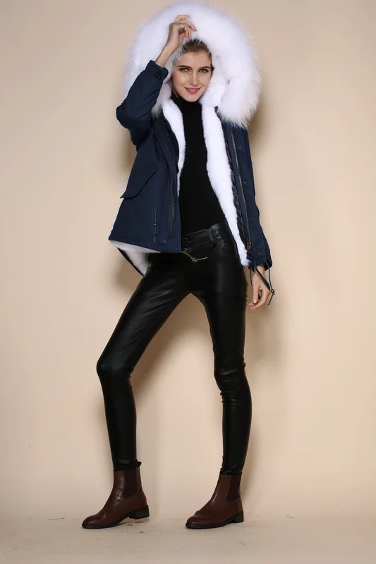 Темно синяя парка с подкладкой из искусственного меха и большим воротником енота