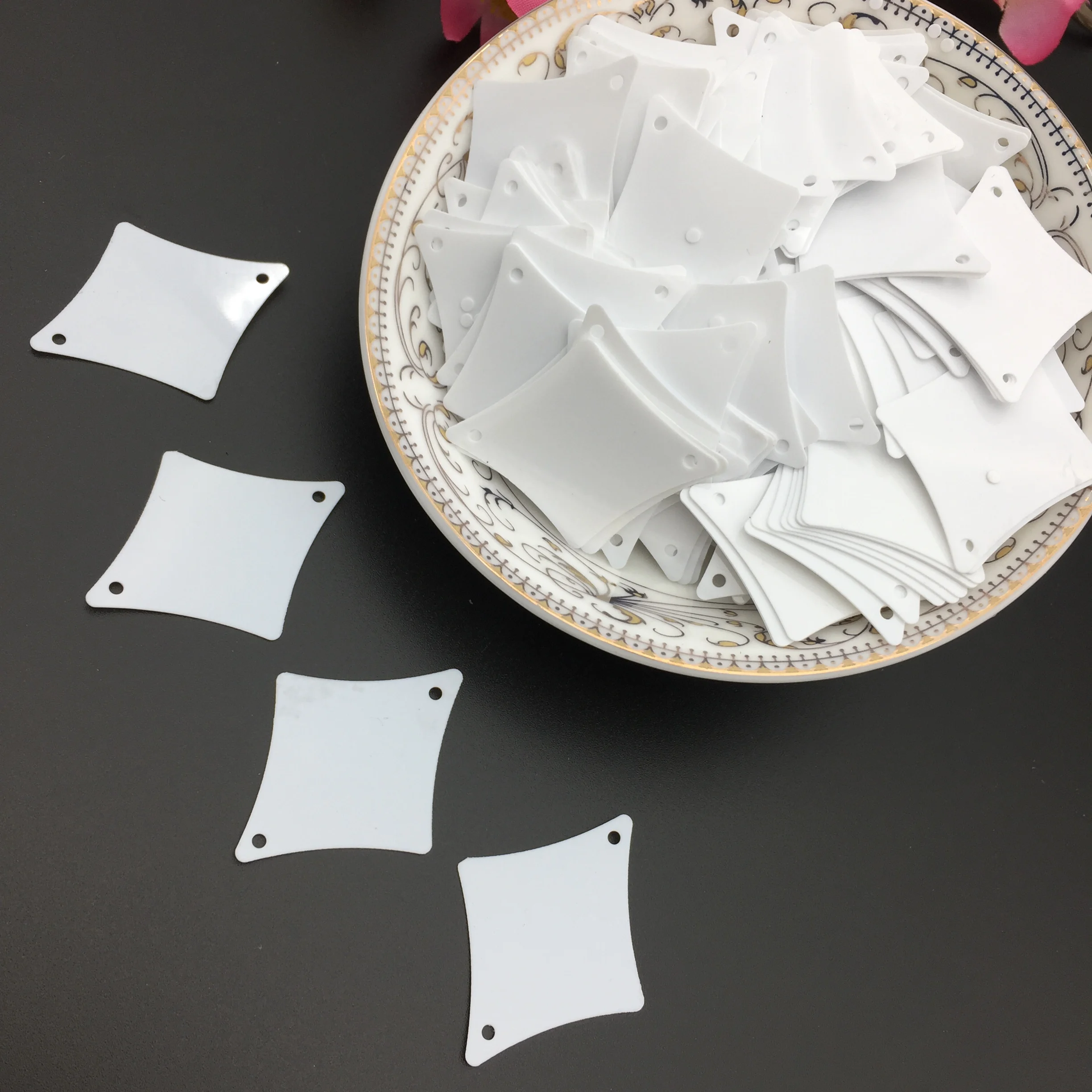 Solid White 50 г 29*36 мм большой алмаз форма свободные большие блестки с 2 отверстиями швейные изделия серебряный светильник золото белый - Цвет: Solid White