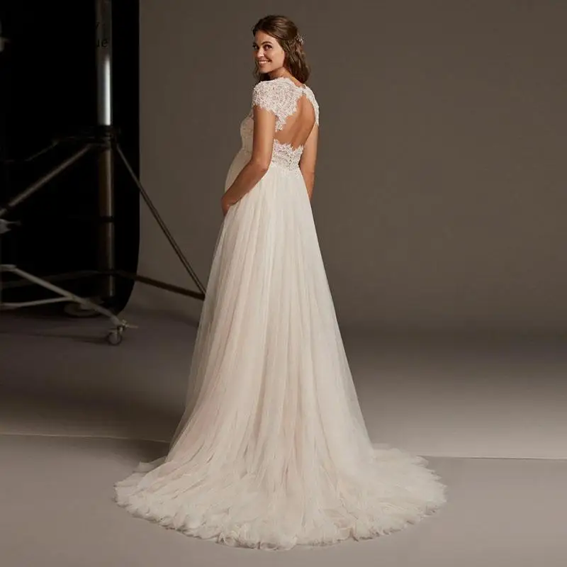 Свадебное платье с V-образным вырезом коротким рукавом и открытой спиной |