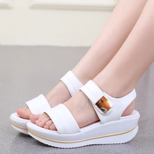 Size43 Летние женские сандалии на платформе; из натуральной Кожаный крючок петля; мягкие и удобные туфли на танкетке Дамская обувь повседневные сандалии 9 Цвета - Цвет: white