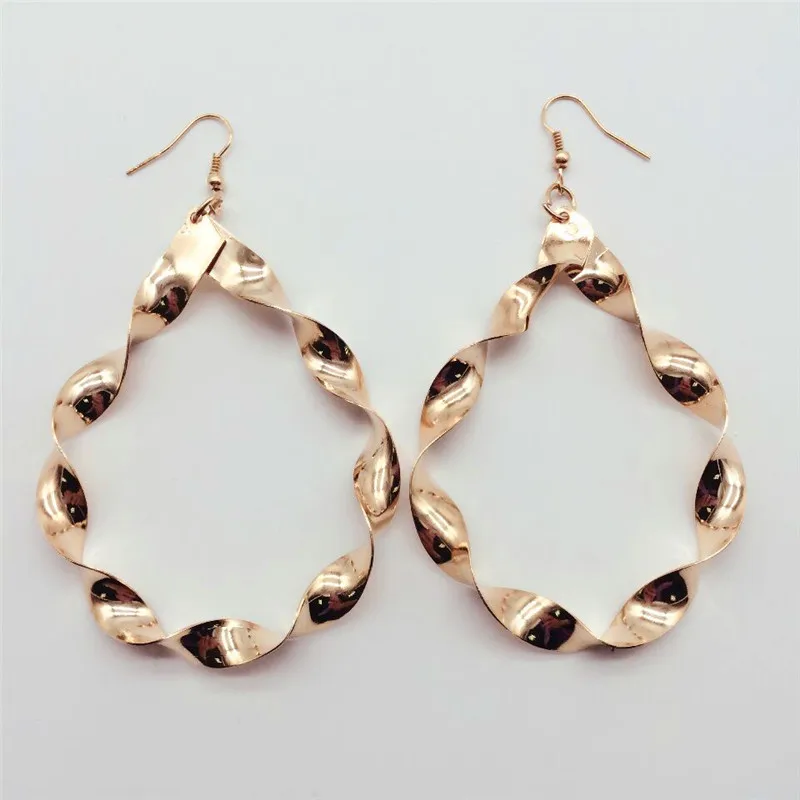 Женские золотые серьги-креветки с золотой текстурой | Украшения и аксессуары