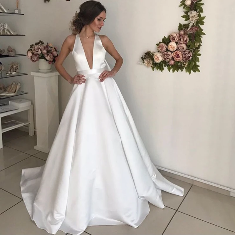 Платье свадебное атласное с глубоким V-образным вырезом и открытой спиной |