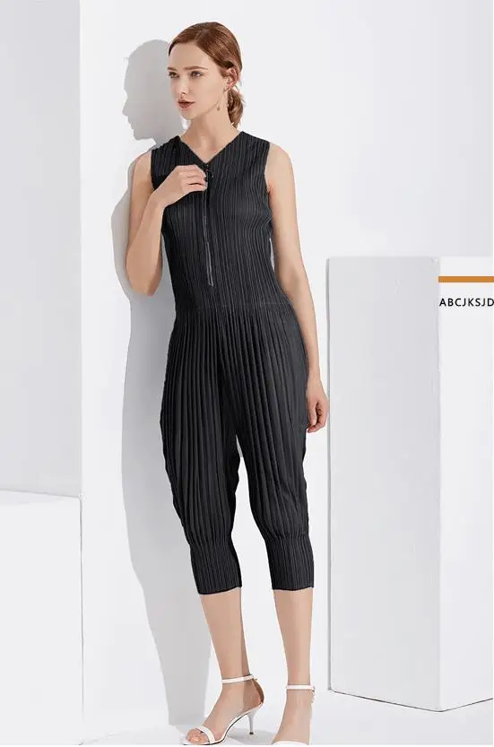 Легкий и удобный комбинезон на молнии с V-образным вырезом широкими