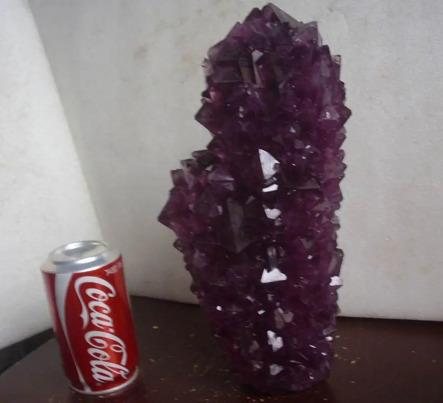 Довольно огромный фиолетовый квасцы кристалл кластера точек из китайской