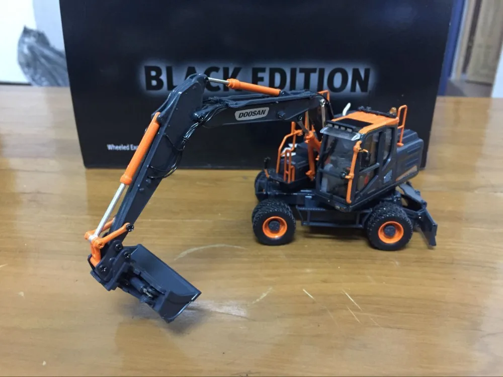 Редкий! Универсальные хобби Bobcat Doosan DX160W колесный экскаватор масштаб 1/50 черный