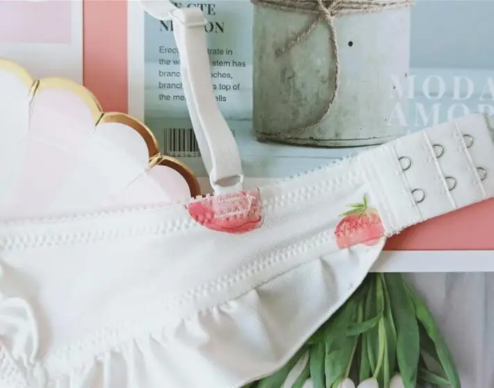 Милый комплект японских бюстгальтеров и трусиков с клубничкой Мягкое нижнее