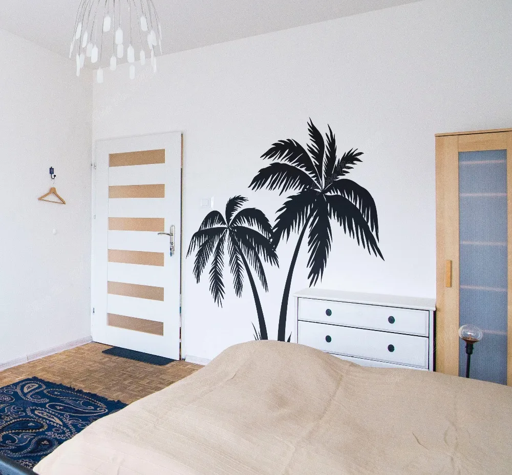 Пальмы силуэты Surfer серфинга с океаническими волнами воды Плавание волны пляжа