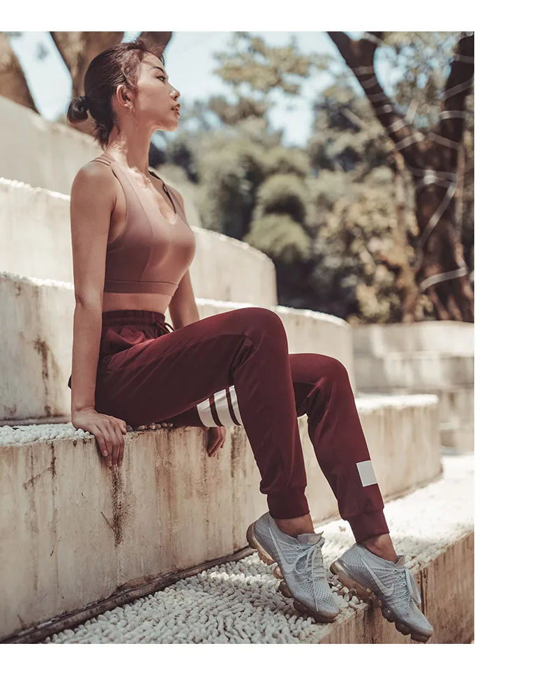 Для женщин Свободные yoga Штаны штаны в полоску Бег штаны Для Фитнеса Йоги занятий спортом и бега впитывает пот и Штаны ремень yoga тренажерного зала Штаны
