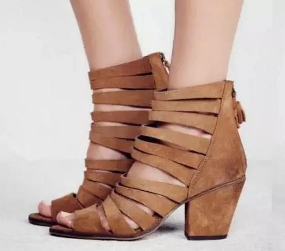 Однотонные сандалии с открытым носком на не сужающимся книзу массивном каблуке