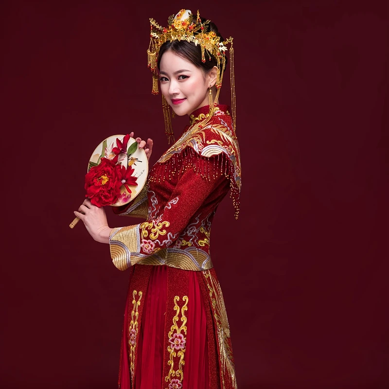 Традиционное китайское свадебное платье "Чэнгсам" с вышивкой феникса и шалью.