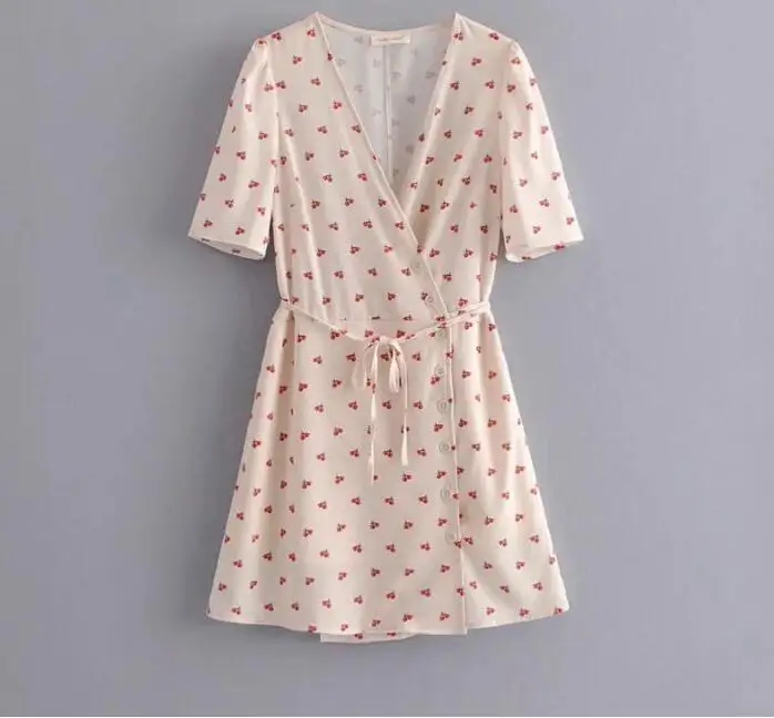 Летнее женское мини-платье с вишенками перекрестным v-образным вырезом на