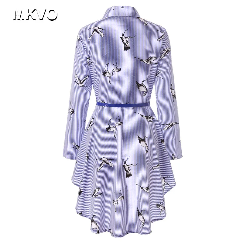 Женское платье средней длины в полоску с длинными рукавами и отложным воротником