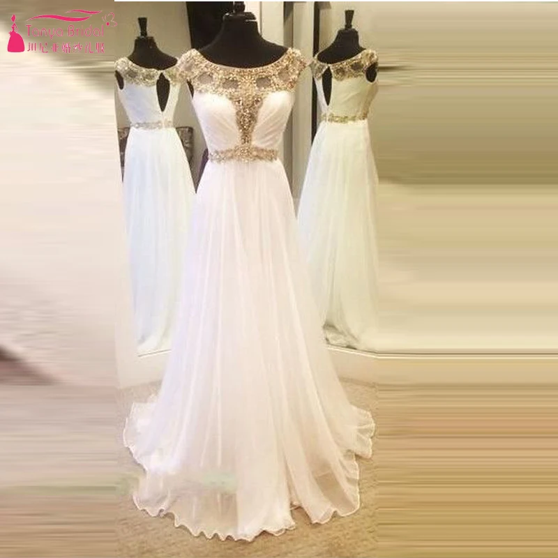 Белое блестящее вечернее платье трапециевидной формы с украшением в виде