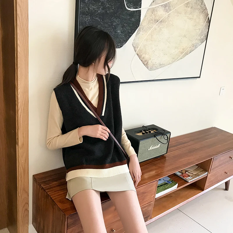 Вязаный жилет без рукавов на весну и осень для офисных леди в полоску с v образным
