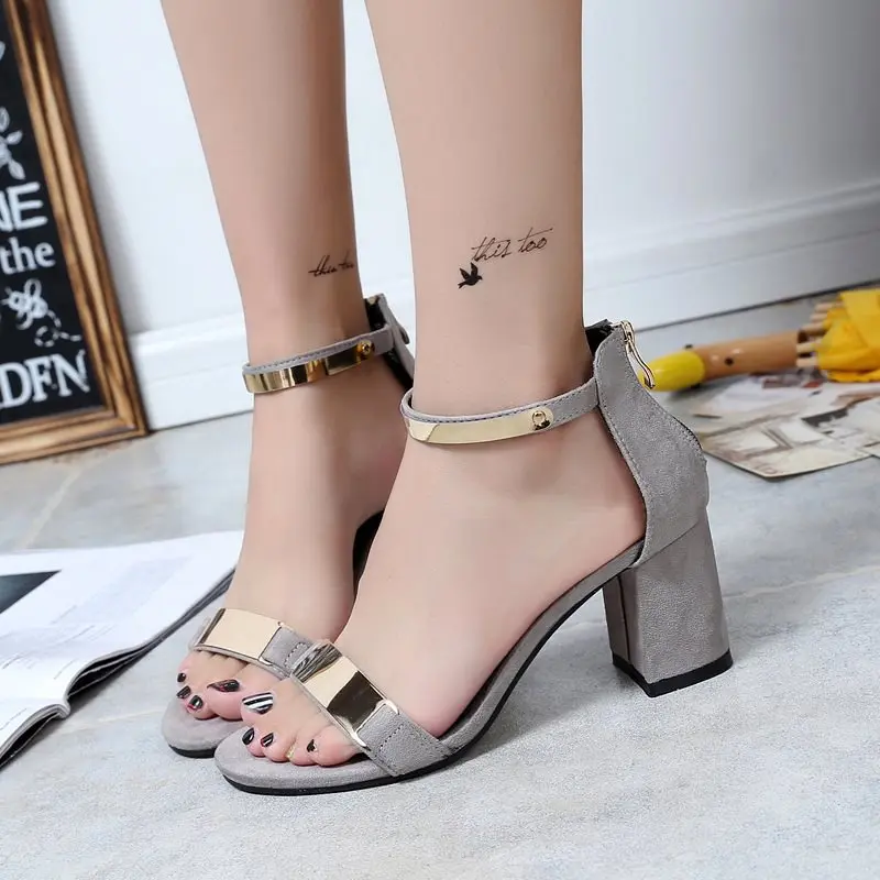 Повседневные женские босоножки на высоком каблуке с пряжкой толстой подошве