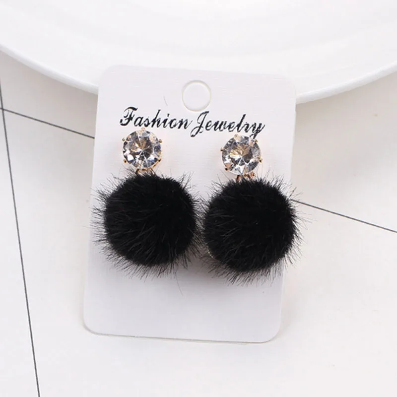 Стразы индивидуальные темпераментные серьги с полностью меховым шариком и