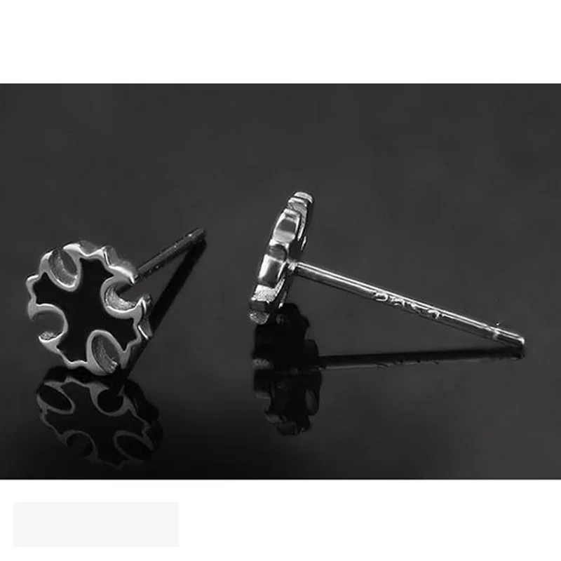Крутые мужские серьги гвоздики с черным крестиком женские классические