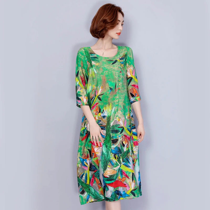 Женское шелковое платье свободного кроя длинное зеленого цвета с рукавами