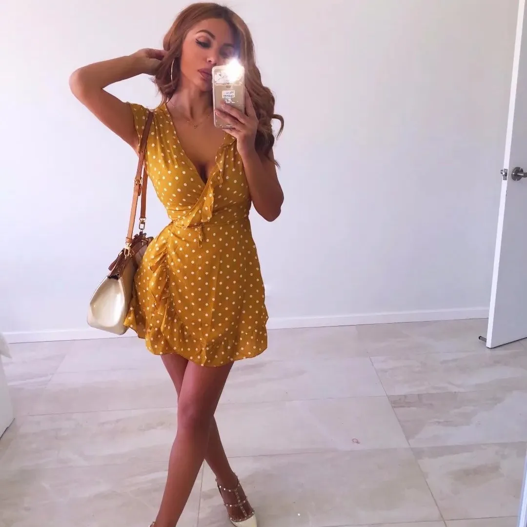 Женское мини платье в горошек повседневное пляжное с треугольным вырезом и