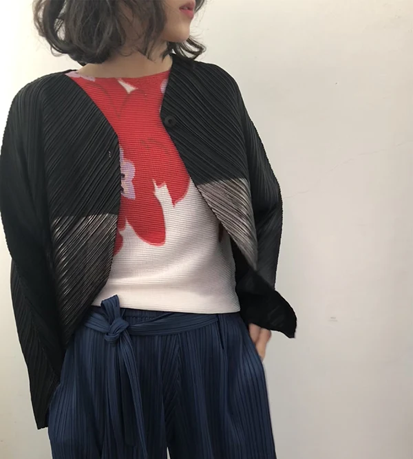 Женская куртка Changpleat черная Свободная с треугольным вырезом большие размеры