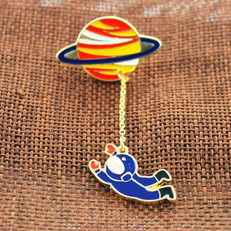 Металлическая брошь в виде мультяшного Сатурна планеты астронавта парусного