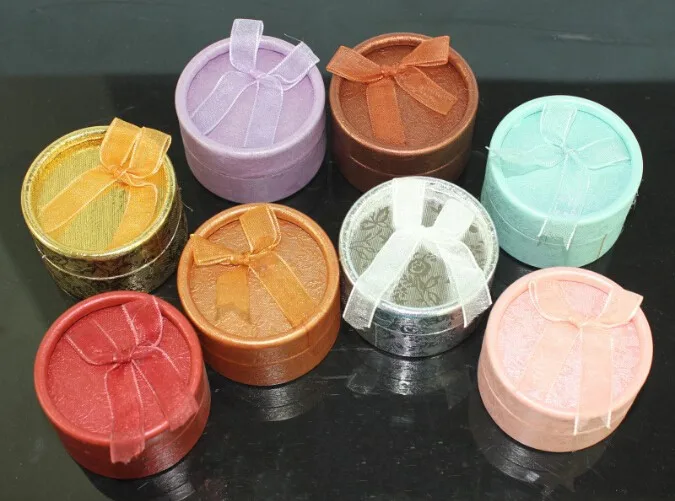 Красивые подарочные коробки круглые шкатулки смешанных цветов диаметром 5 см для