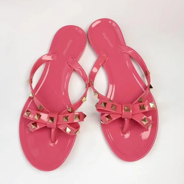 Модные летние Вьетнамки Женские сандалии с заклепками на плоской подошве