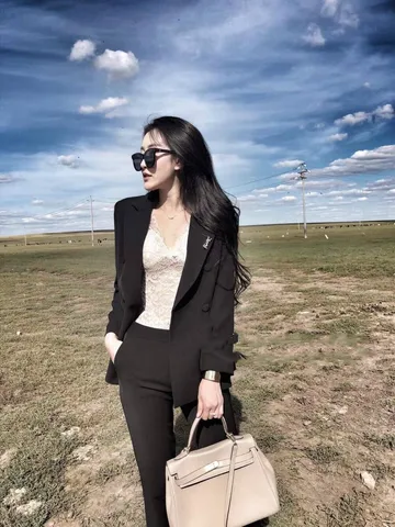 Костюм женский весенний облегающий из пиджака и брюк