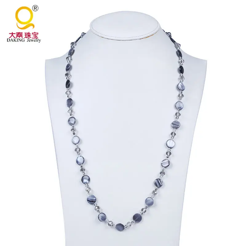 Современное ожерелье с серыми дисками и бусинами белыми гранями кристаллами