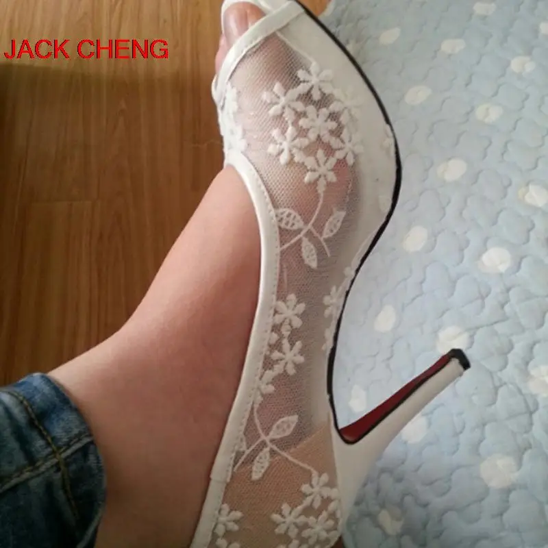 2018 весенние белые кружевные туфли на высоком каблуке с открытым носком свадебные