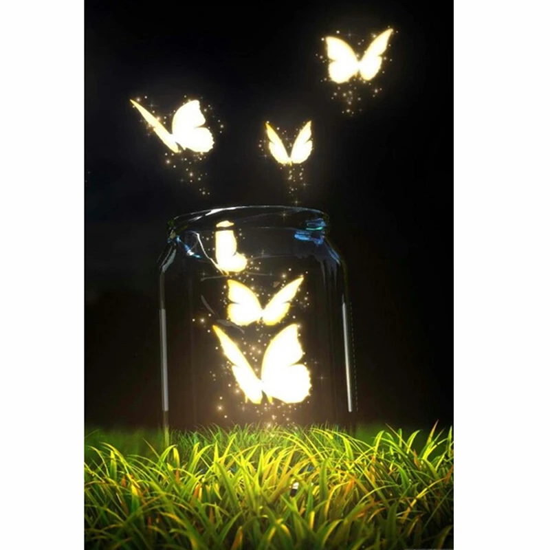Полетим на свет. Светящиеся бабочки. Светящиеся светлячки. Свет фонарика в темноте. Светлячок светится в темноте.