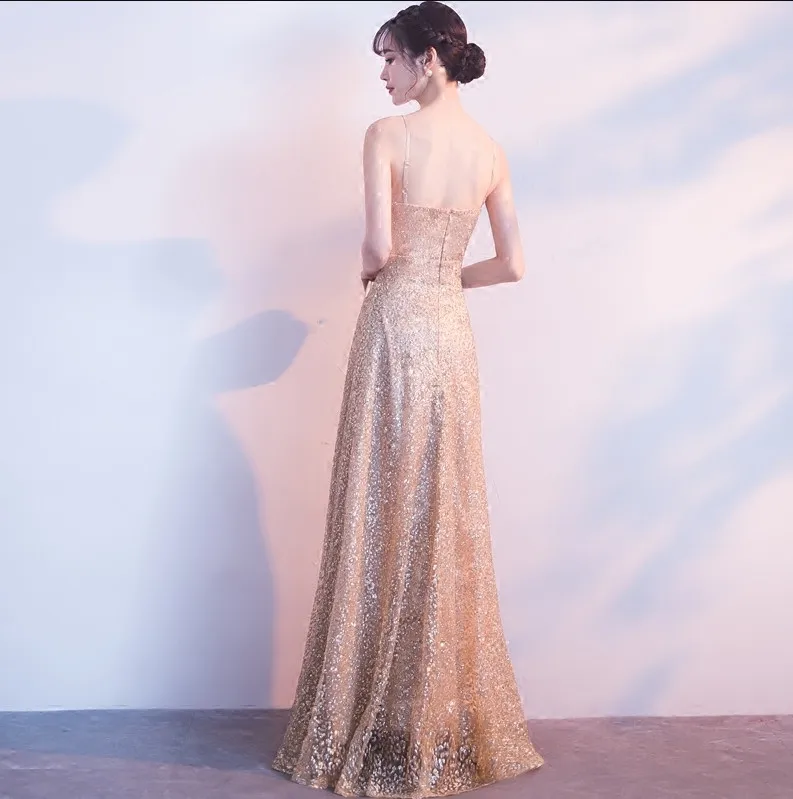 Вечернее платье с v-образным вырезом и пайетками длинное на бретельках вечернее
