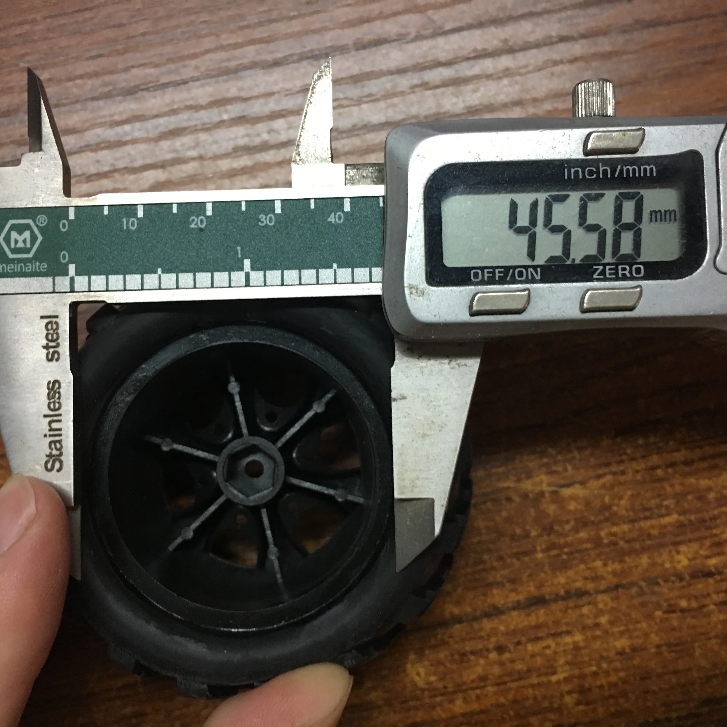2 левая шина + правая покрышка для Wltoys A979 1/18 Rc автомобиль запасные Запчасти 01/02