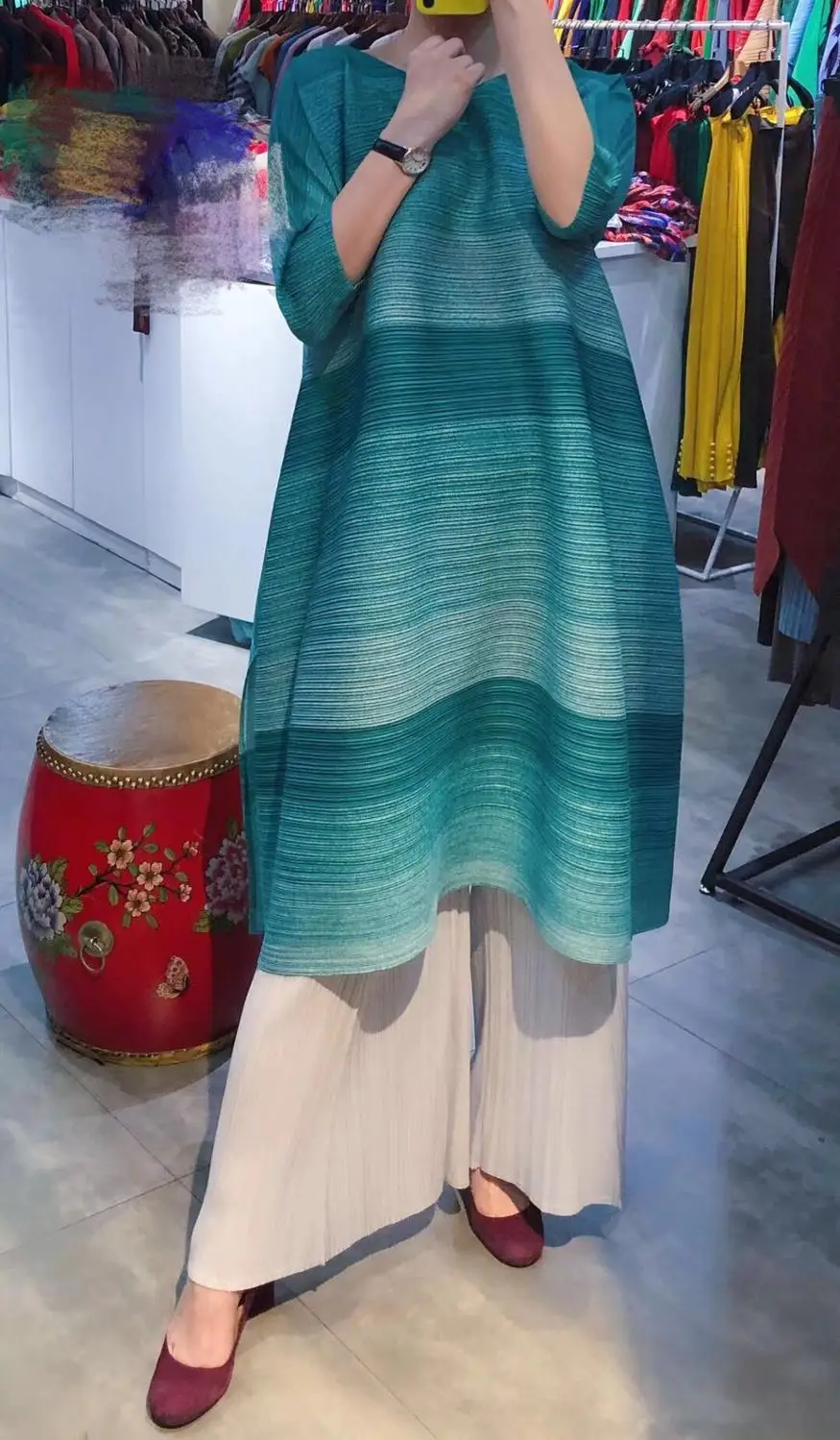 Miyake, платье в тонкую полоску, платье со складками, платье с короткими рукавами