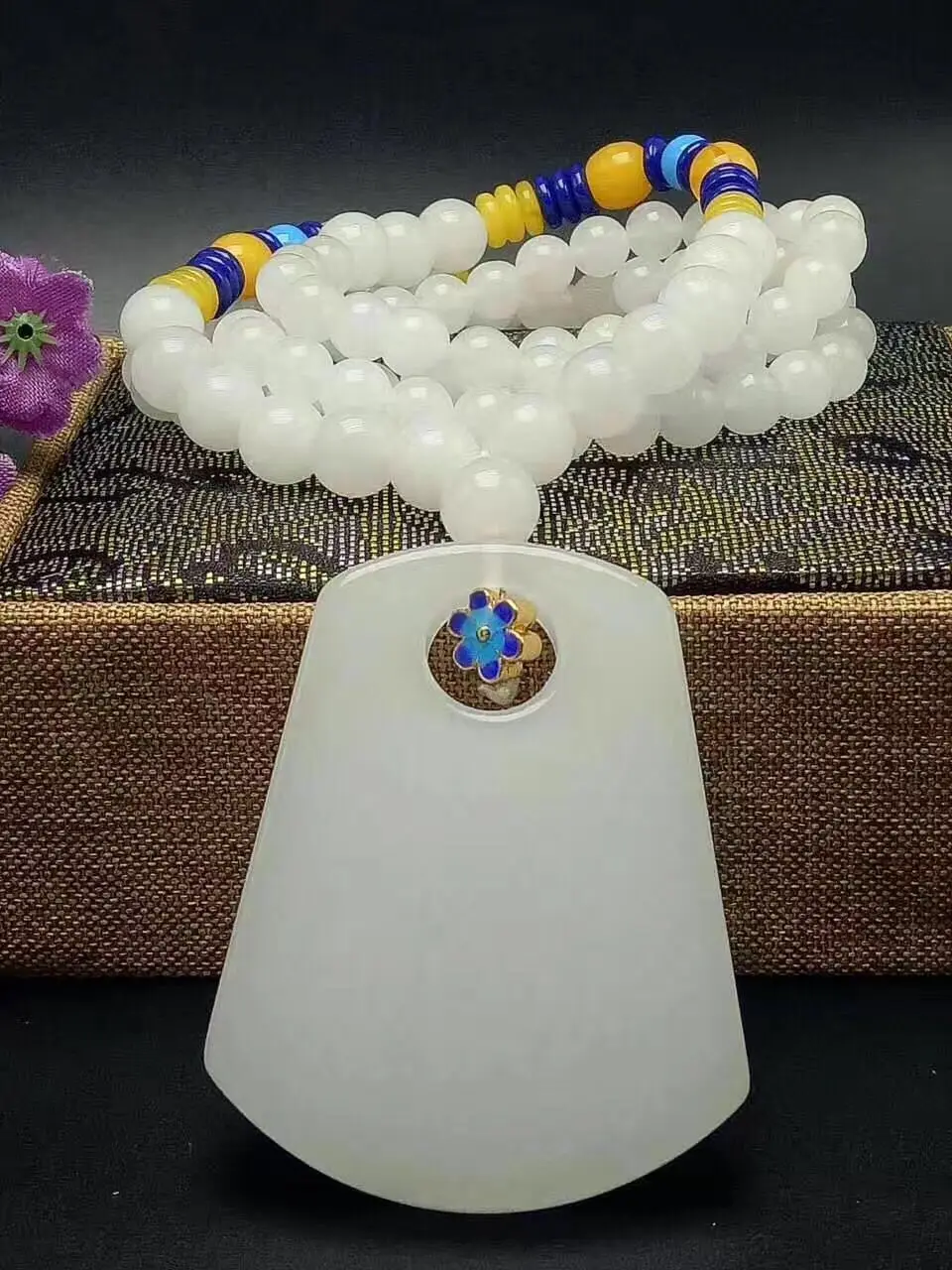 

Unique Fashion Natural White Jade Carving Of Peace Card Shape Pendant Necklace Wholesale