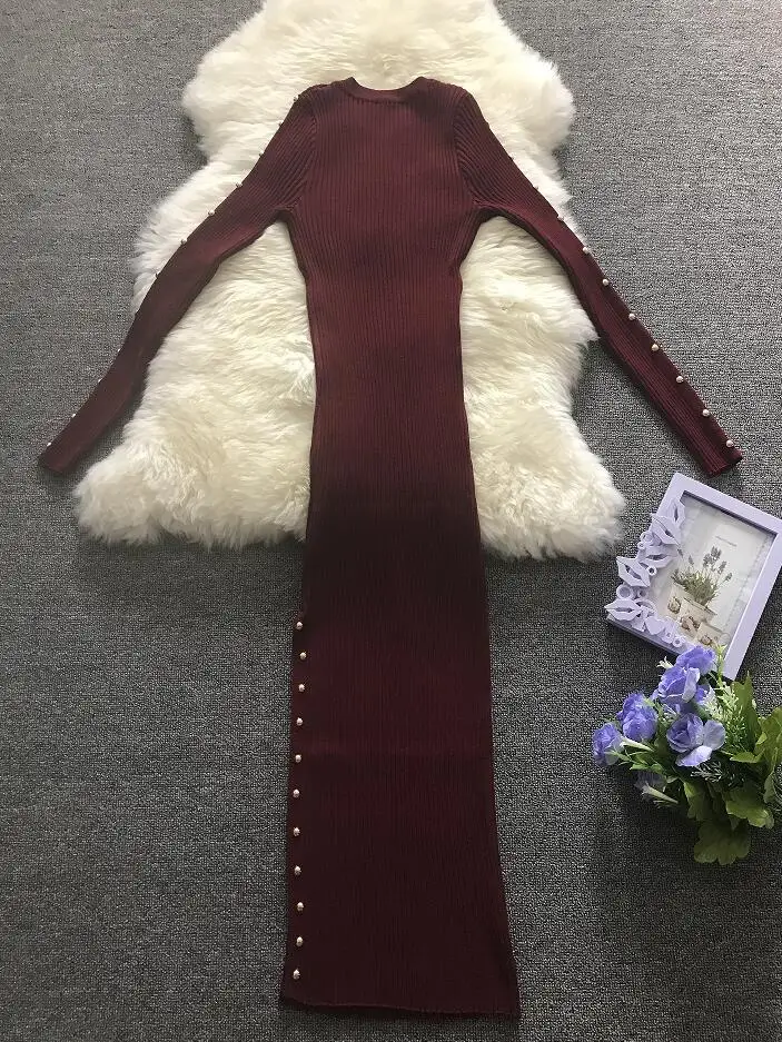 Женское трикотажное платье-макси с длинным рукавом и заклепками осенне-зимнее