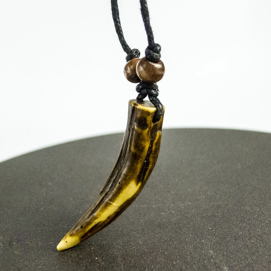 

Мужское винтажное ожерелье с кулоном с резьбой по материал из кости яка, регулируемое колье с подвеской в виде зубной кости, веревочные ожер...